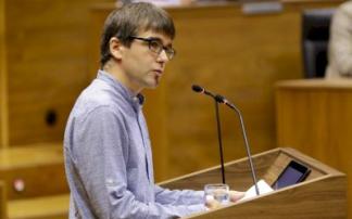 El parlamentario de Geroa Bai, Jabi Arakama, interviene en un debate en el Parlamento de Navarra