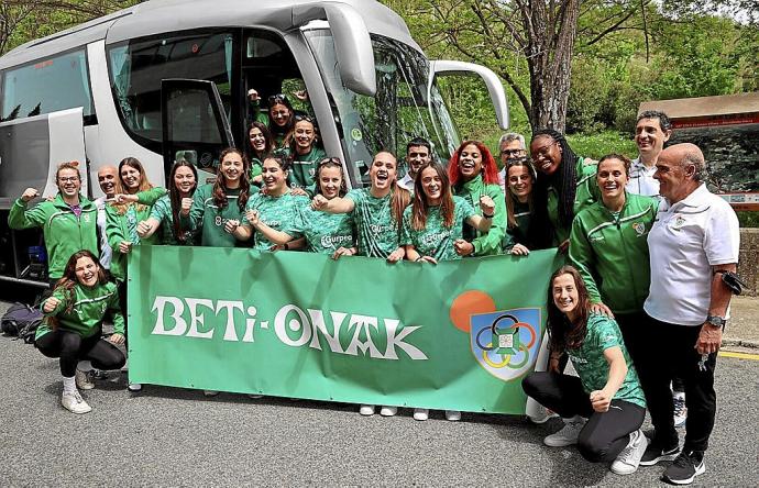 Las jugadoras y el cuerpo técnico del Gurpea Beti Onak, ayer antes de partir desde Villava-Atarrabia a tierras castellonenses.