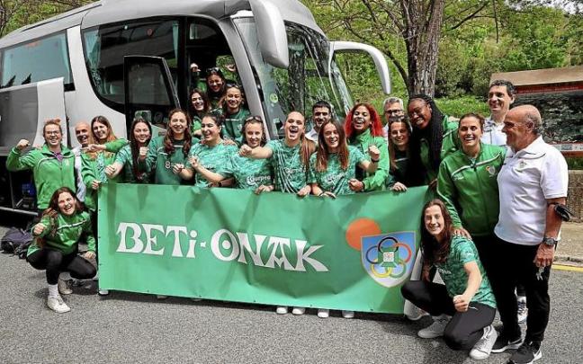 Las jugadoras y el cuerpo técnico del Gurpea Beti Onak, ayer antes de partir desde Villava-Atarrabia a tierras castellonenses.