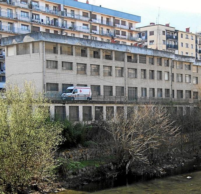 Edificio de las viejas escuelas, que será demolido. Foto: N.G.