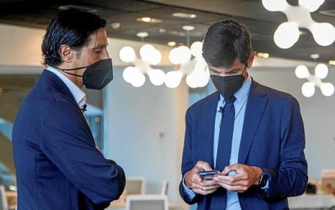 Sergio Fernández y Alfonso Fernández de Trocóniz, antes de un desayuno informativo en el Bakh. Foto: Jorge Muñoz