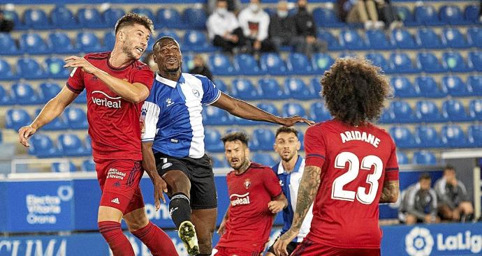 Mamadou Sylla pelea un balón con David García durante el derbi entre el Alavés y Osasuna disputado este curso en Mendizorroza. Foto: Josu Chavarri