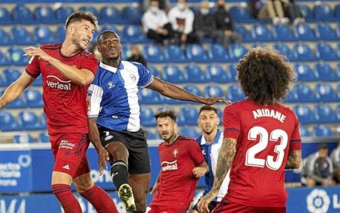 Mamadou Sylla pelea un balón con David García durante el derbi entre el Alavés y Osasuna disputado este curso en Mendizorroza. Foto: Josu Chavarri