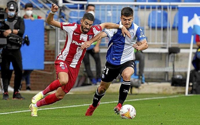 Martín disputa un balón con Carrasco durante el choque de esta temporada entre el Deportivo Alavés y el Atlético de Madrid en Mendizorroza. Foto: Iñigo Foronda