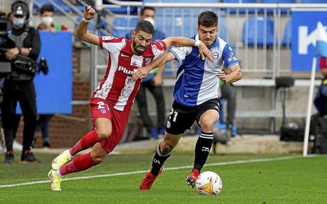 Martín disputa un balón con Carrasco durante el choque de esta temporada entre el Deportivo Alavés y el Atlético de Madrid en Mendizorroza. Foto: Iñigo Foronda