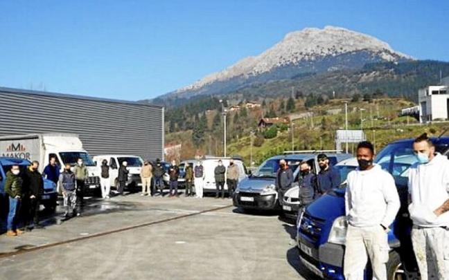 Autónomos de diversos gremios, el martes en Markulete. Foto: Mondraberri