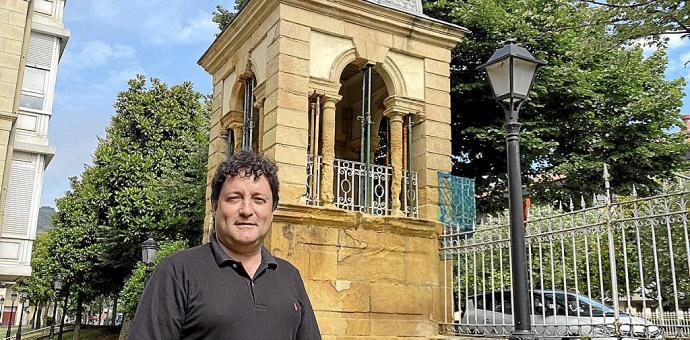 Xabier Txurruka (EAJ-PNV), alcalde de Zarautz, presentando la rehabilitación de Villa Munda. Foto: N.G.