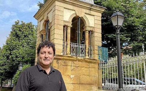 Xabier Txurruka (EAJ-PNV), alcalde de Zarautz, presentando la rehabilitación de Villa Munda. Foto: N.G.