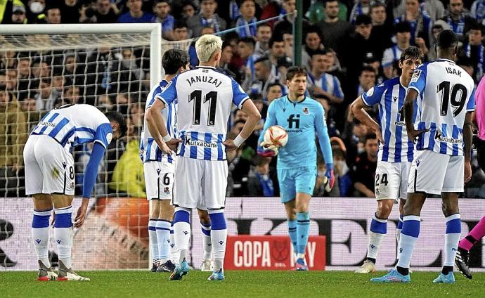 Los jugadores realistas se lamentan tras encajar uno de los goles en el 0-4 de la Copa.