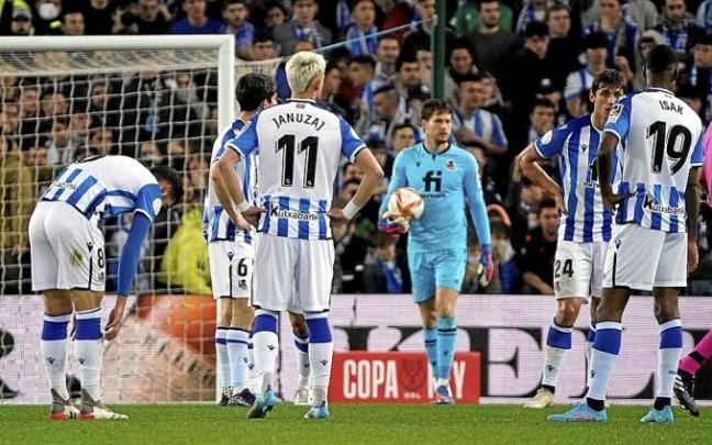 Los jugadores realistas se lamentan tras encajar uno de los goles en el 0-4 de la Copa.