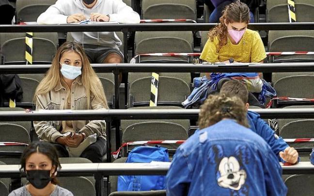 Varios jóvenes se preparan para realizar el examen de acceso a la universidad, donde, en cuestión de tres días, ponen los conocimientos adquiridos en sus años previos de estudios a prueba para poder optar a la entrada en los grados que desean. Foto: Iñaki