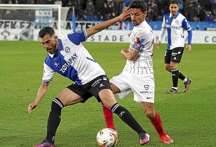 Rioja protege el balón ante el acoso de Navas en el partido del viernes. Foto: Alex Larretxi