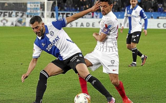 Rioja protege el balón ante el acoso de Navas en el partido del viernes. Foto: Alex Larretxi