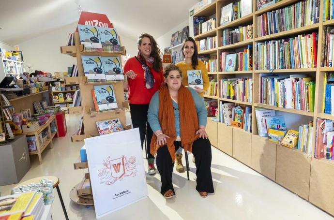 De izquierda a derecha: Adriana Marrodán (escritora), Diana Arboniés (ilustradora) y María Suberviola (ha musicalizado el libro), en la librería La Valeta.