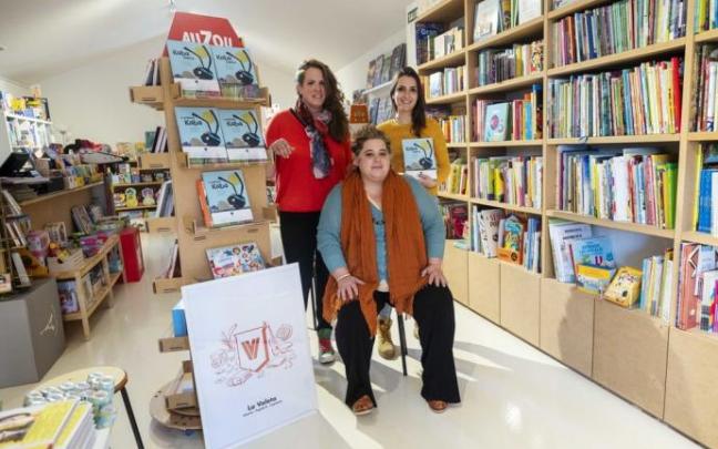 De izquierda a derecha: Adriana Marrodán (escritora), Diana Arboniés (ilustradora) y María Suberviola (ha musicalizado el libro), en la librería La Valeta.
