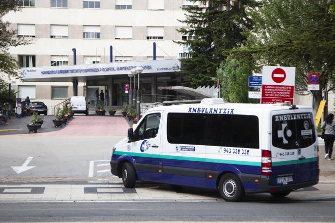 Una ambulancia entrando al hospital de Txagorritxu.