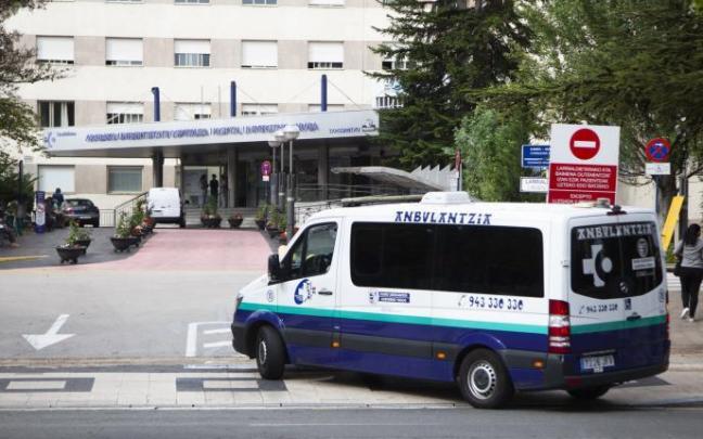 Una ambulancia entrando al hospital de Txagorritxu.