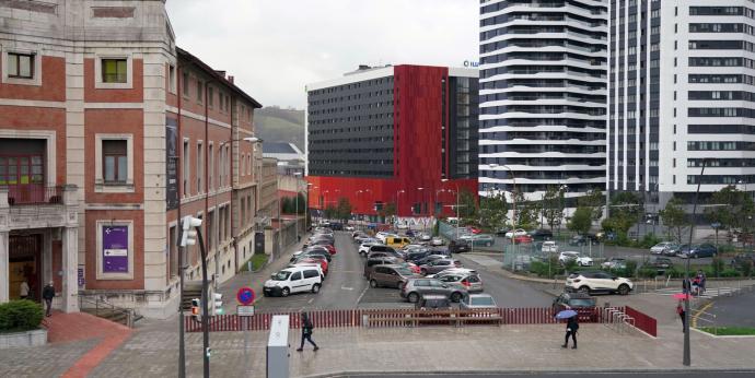 El solar triangular que ahora alberga el estacionamiento del Hospital de Basurto desaparecerá para levantar la nueva Facultad de Medicina.