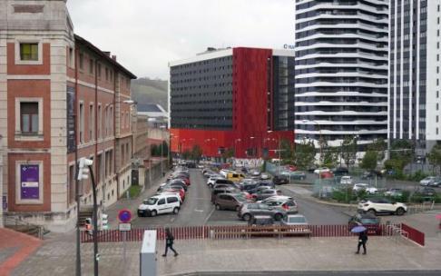 El solar triangular que ahora alberga el estacionamiento del Hospital de Basurto desaparecerá para levantar la nueva Facultad de Medicina.