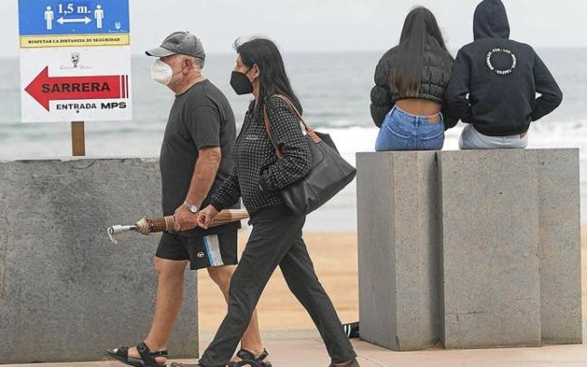Dos personas pasean con mascarilla por Zarautz. Foto: Ruben Plaza