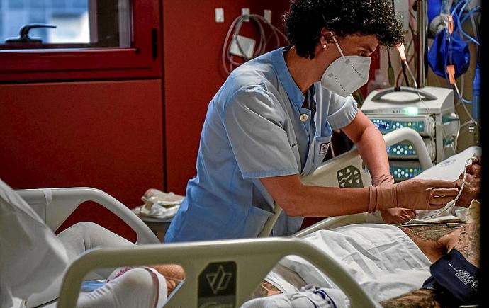 Una sanitaria atiende a un paciente en el hospital de Basurto. Foto: Efe