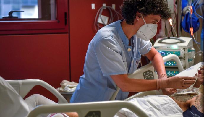 Una trabajadora sanitaria atiende a un paciente ingresado a causa del coronavirus en la unidad de críticos de un hospital de la red de Osakidetza, que ya suma 283 enfermos con esta infección.