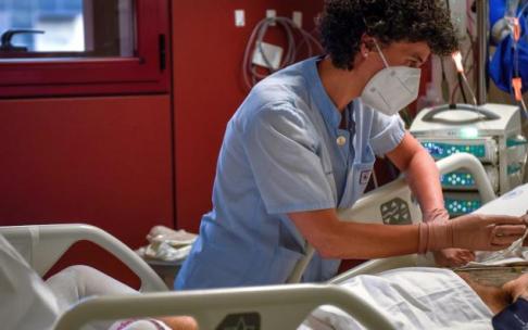 Una trabajadora sanitaria atiende a un paciente ingresado a causa del coronavirus en la unidad de críticos de un hospital de la red de Osakidetza, que ya suma 283 enfermos con esta infección. Una trabajadora sanitaria atiende a un paciente ingresado a causa del coronavirus en la unidad de críticos de un hospital de la red de Osakidetza, que ya suma 283 enfermos con esta infección.
