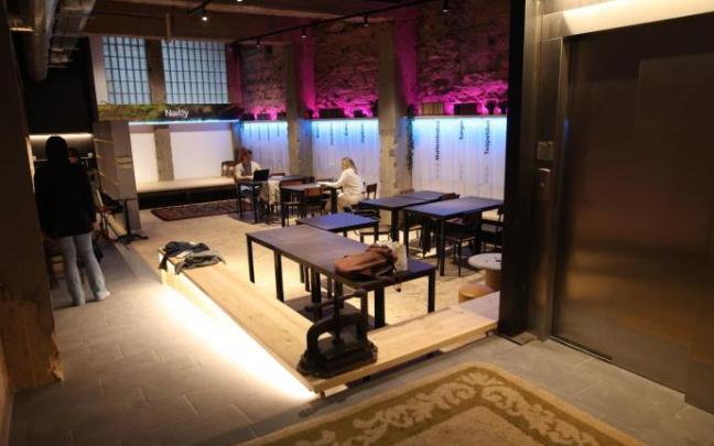 Vista de la zona común con el euskera como elemento en un entorno industrial sacado del viejo taller que ocupaba antes el espacio