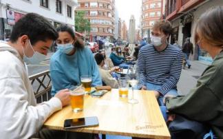 Un grupo de jóvenes tomando unas cañas en una terraza de Bilbao. Un grupo de jóvenes tomando unas cañas en una terraza de Bilbao.