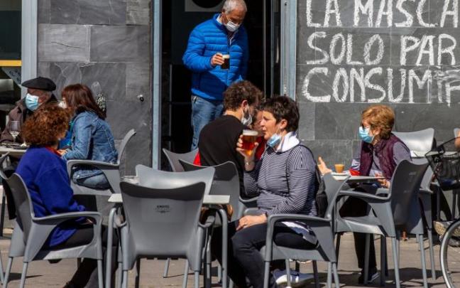 Clientes en una terraza de Vitoria.