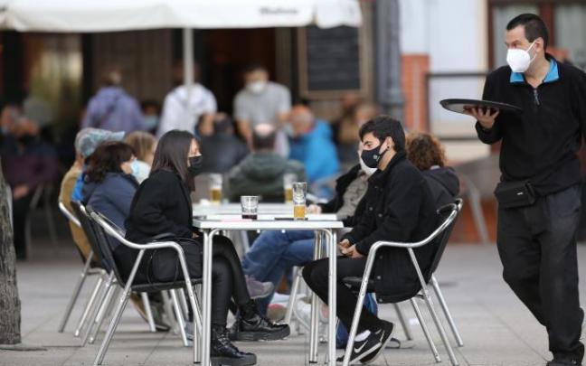 Varias personas en una terraza