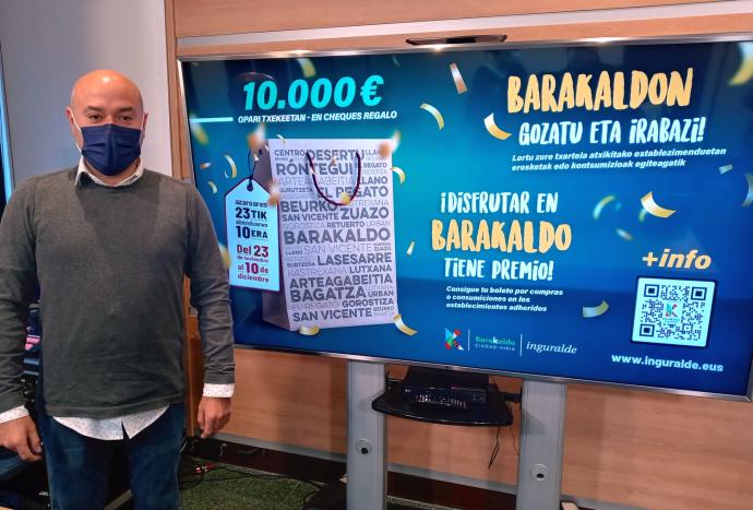 David Solla, junto a la imagen de la campaña.