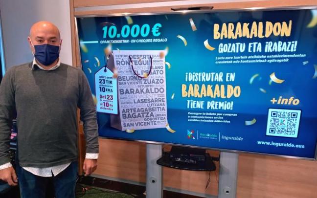 David Solla, junto a la imagen de la campaña.