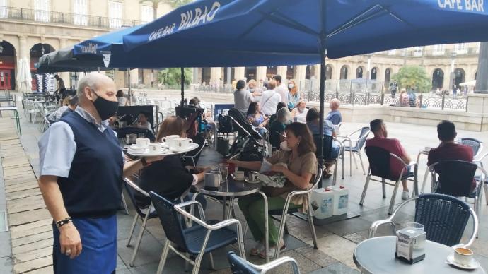 Las nuevas restricciones obligan a que bares y restaurantes cierren a la 1.00 horas en Euskadi