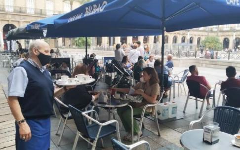 Las nuevas restricciones obligan a que bares y restaurantes cierren a la 1.00 horas en Euskadi Las nuevas restricciones obligan a que bares y restaurantes cierren a la 1.00 horas en Euskadi