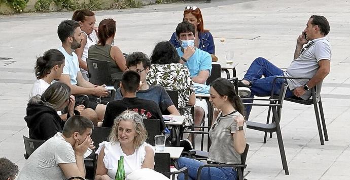 El Gobierno Vasco mantiene los aforos y la limitación a cuatro personas por mesa en la hostelería. Foto: Pablo Viñas
