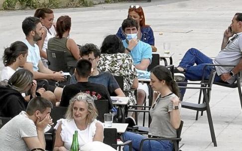 El Gobierno Vasco mantiene los aforos y la limitación a cuatro personas por mesa en la hostelería. Foto: Pablo Viñas
