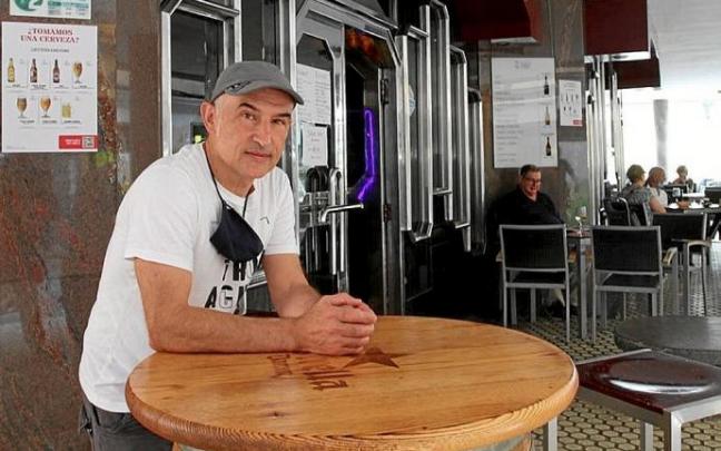 Manu Rey, de la cafetería King Kong, es el primer presidente de Aizu! Elgoibarko ostalaritza elkartea.