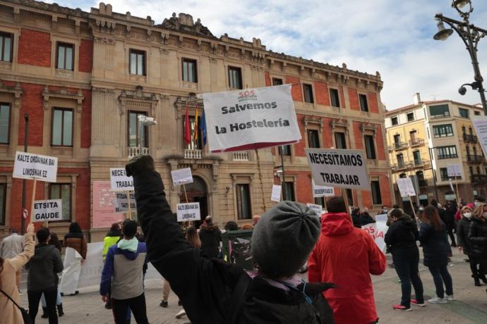 Concentración de hosteleros frente al Parlamento