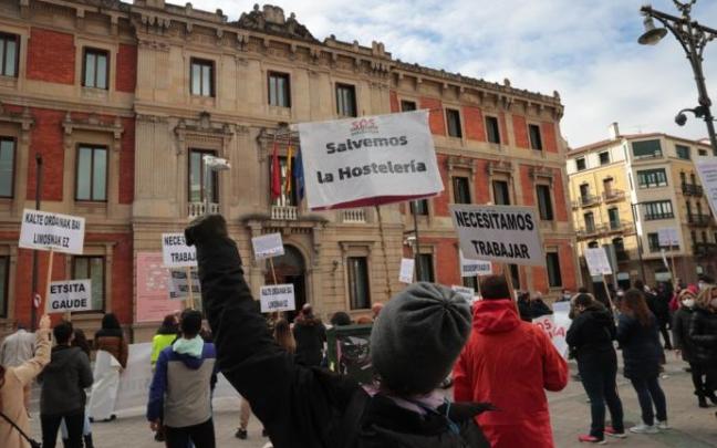 Concentración de hosteleros frente al Parlamento