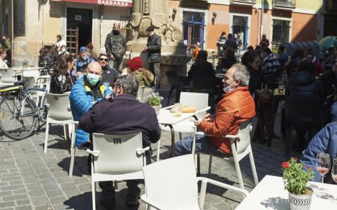 Varios grupos de personas sentadas en las terrazas situadas en la Calle Navarrería de Pamplona. Varios grupos de personas sentadas en las terrazas situadas en la Calle Navarrería de Pamplona.