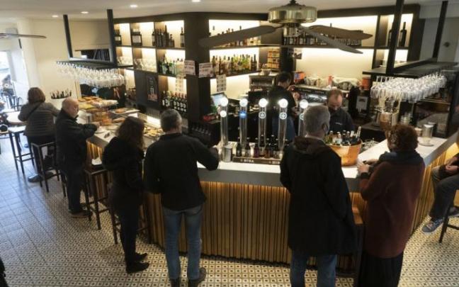 Varias personas piden en la barra de un bar en Vitoria. Varias personas piden en la barra de un bar en Vitoria.