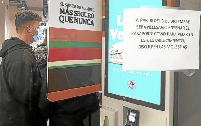 En este establecimiento desde ayer ya se pedía el certificado covid para poder acceder. Foto: Pablo Viñas En este establecimiento desde ayer ya se pedía el certificado covid para poder acceder. Foto: Pablo Viñas
