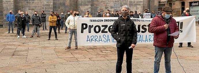 Concentración ayer de los hosteleros en protesta por el proceso participativo de la ordenanza. Foto: A. Murillo