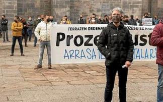 Concentración ayer de los hosteleros en protesta por el proceso participativo de la ordenanza. Foto: A. Murillo