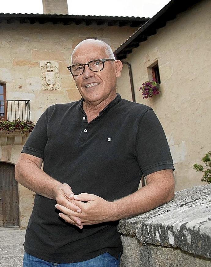Jesús Laskurain posa en el palacio-hotel de Luko. Foto: Josu Chavarri