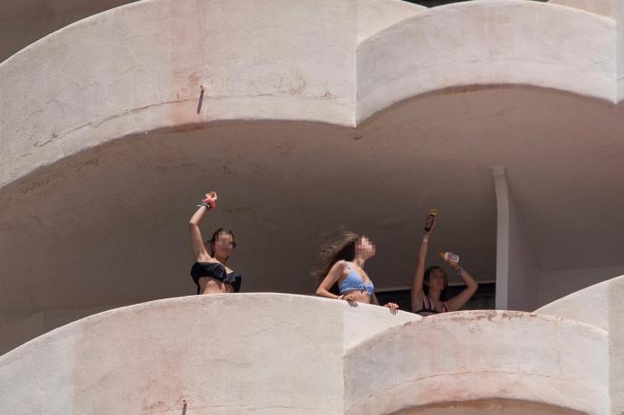 Tres jóvenes que se encuentran en aislamiento en el hotel bailan en su terraza