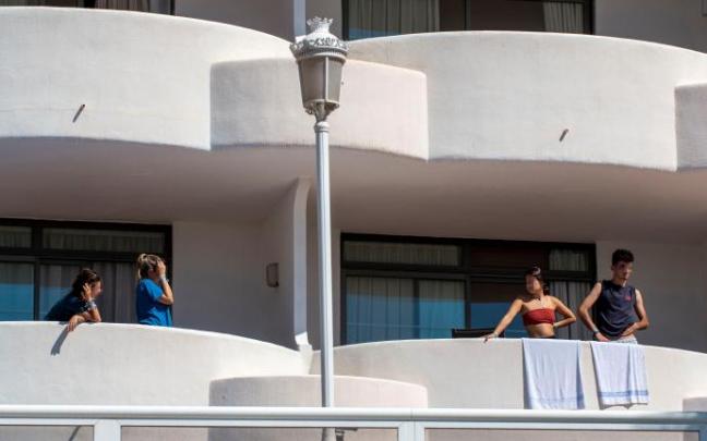 Vista del Hotel Palma Bellver, donde se alojan estudiantes que han tenido contacto con positivos. Vista del Hotel Palma Bellver, donde se alojan estudiantes que han tenido contacto con positivos.
