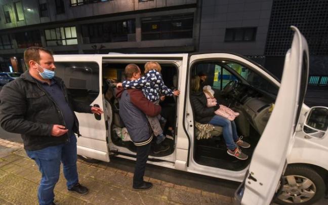 Llegada de una familia que ha sido acogida en el Hotel Ilunion. Llegada de una familia que ha sido acogida en el Hotel Ilunion.
