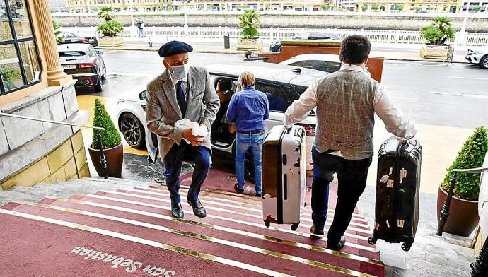 Trabajadores del hotel María Cristina en la entrada del establecimiento, el pasado mes de mayo.